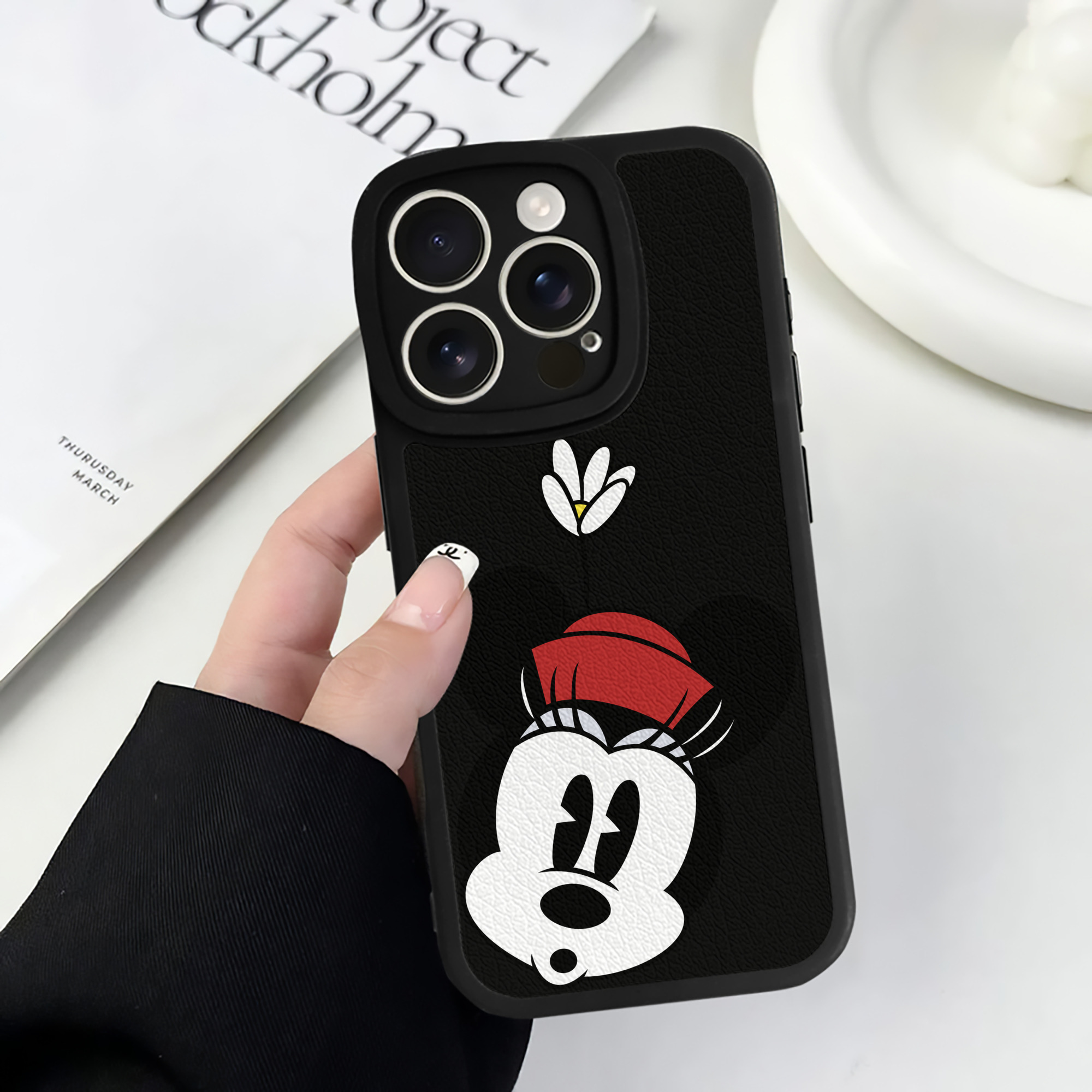 （画像用） ミッキーマウス Mickey Mouse 【iPhone 16シリーズ対応】シリコンスマホケース（レザー調） 材質：シリコン